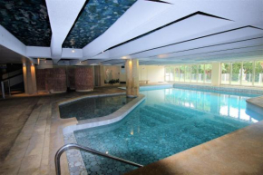 cozy studio equipped with indoor heated pool in standing residence